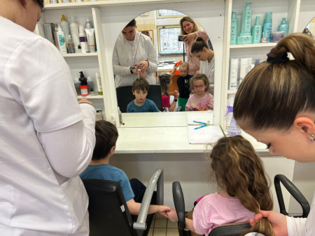 Navštívily jsme kadeřnictví a zahrály si na pekaře